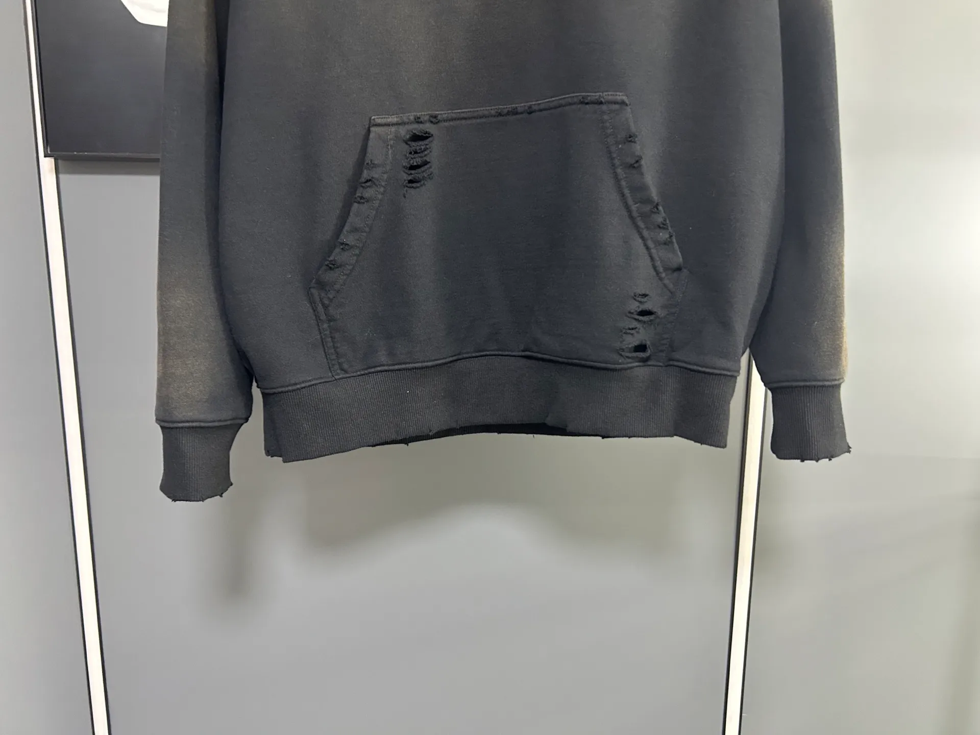 P310 𝗖𝗵𝗿𝗼𝗺𝗲 𝗛𝗲𝗮𝗿𝘁𝘀/Cro Heart 2025 Cross Patch Embroidery Summer New Original Single Counter American Acid Washed Distressed Laser Burnt Patch Embroidery Couple Casual Hooded Sweatshirt 👑The highest version! Customized fabric 440g tripe terry fabric! American acid-washed and distressed original fabric laser burnt ✟appliqué embroidery and exquisite embroidery of letters! The best-selling model at the counter. It is very comfortable to wear. It is low-key yet luxurious. It is very classy when worn. The large size and tailoring are needless to say. The upper body is exquisite and vivid. 👍High-end first-class materials. A truly palace-level product. The cotton from Turkey is of outstanding quality. After heavy washing, the clothes are very soft! Not picky, the upper body is absolutely stylish and extremely luxurious. Auxiliary materials: The original model has been authenticated and labeled ➕100% silk washed with water label. Genuine purchase-grade original hangtag➕matching hanging rope➕3D hanging beads➕original packaging bag. Craftsmanship: The original version has consistent wiring! The highest version of the armhole matching technique! Countless times of pattern making to 100% restore the original appearance! The correct version is the same for men and women, super eye-catching, super good-looking, and super atmospheric! Color: black, white and gray Size, XS S M L